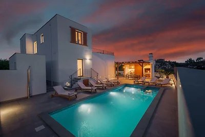 Moderne Ferienvilla mit privatem Pool