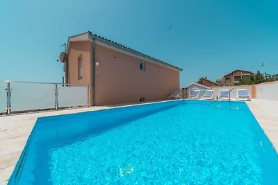 Geräumiges Ferienhaus in Maslenica