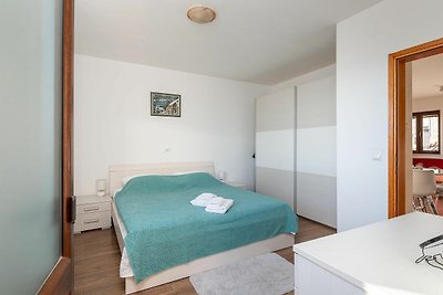 Moderne Wohnung mit Balkon und Garten