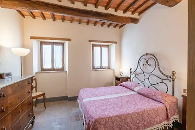 Antica torre medievale con piscina