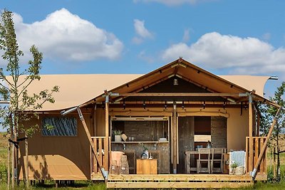 Bella tenda lodge con bagno, vicino a un lago