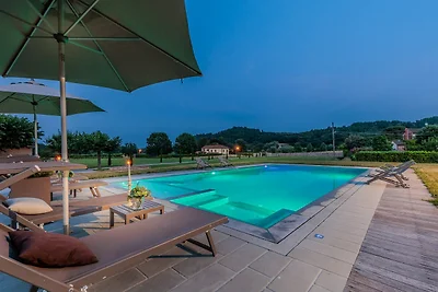 Casale a Lucca con piscina a sfioro