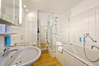 Zalmvissers in hun huisje aan de Rijn