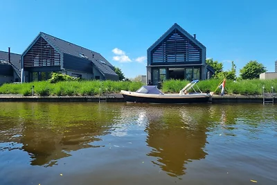 Watervilla in Balk bij Friese Meren