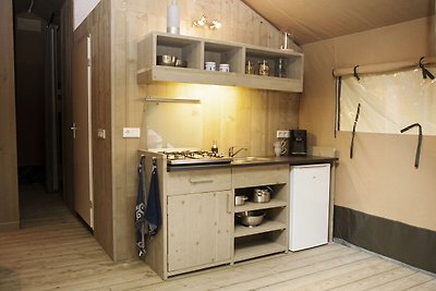 Komfortabel eingerichtete Zelthütte mit Ofen ...
