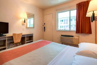 Bequemes Queensize-Bett | Minikühlschrank