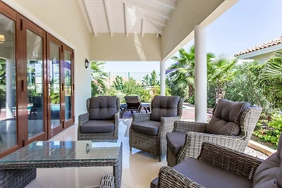 Moderne Villa nahe dem Strand von Mambo mit p...