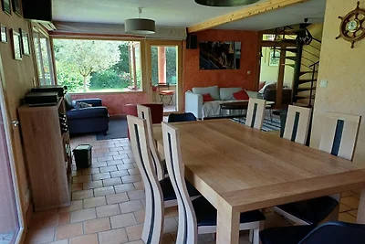 Großes Familienhaus mit bewaldetem Garten