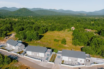 Schönes Ferienhaus in Lovinac mit Garten