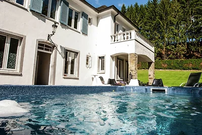 Luxuriöses Ferienhaus auf dem Land mit Garten