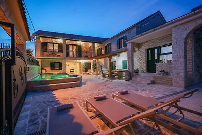 Landhaus mit Pool und Garten