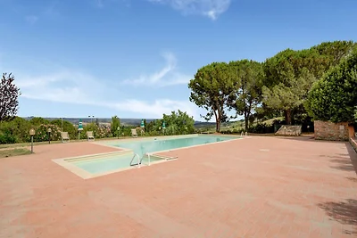 Lussureggiante casale con campo da tennis