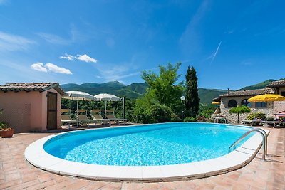 Geräumiges Ferienhaus in Cagli mit Garten