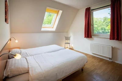 Ruime bungalow in het bos met sauna