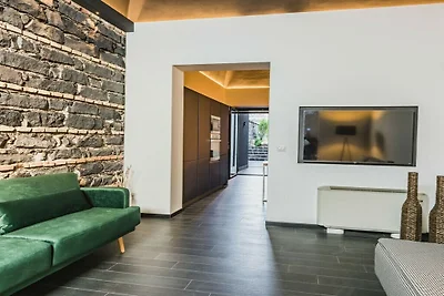 Leone Apartment with Garden