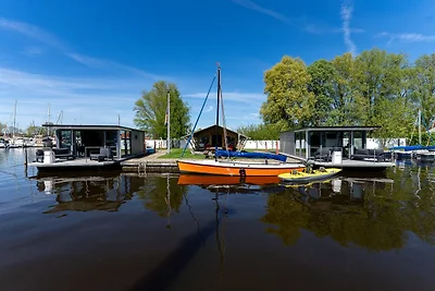 Schönes Hausboot im Yachthafen