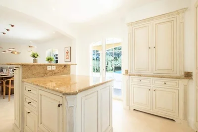 Villa in Roquefort mit Infinity-Pool