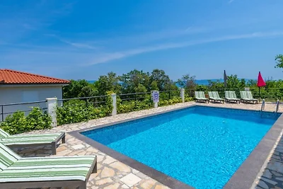 Casa de vacaciones en Labin con piscina.