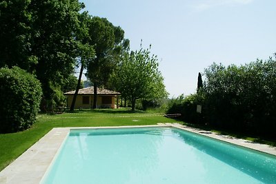 Moderno bungalow con piscina a Garda