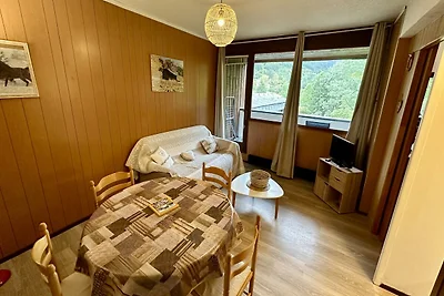 Alpenhütte in der Nähe der Forststraße