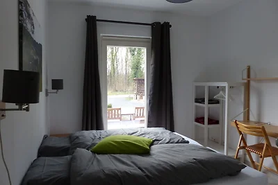 Nieuw huis aan de rand van een groot bos, gro...