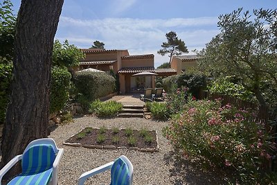 Provencal bastide with a dishwasher, in a gre...