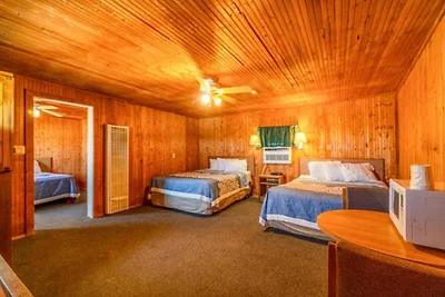 La Crosse, Kansas | 3 Queensize-Betten