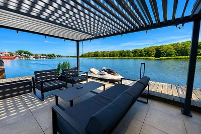 Komfortables Haus am Wasser mit Whirlpool
