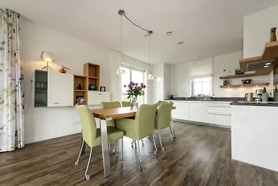 Chic Villa mit einem Kamin in Tjekemeer