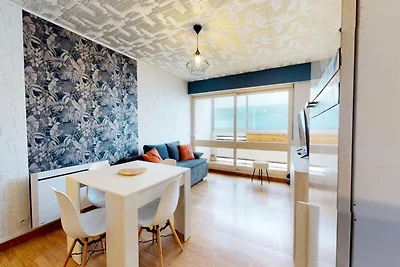 Der blaue Delphin mit Blick auf das Meer