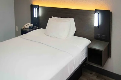 Studio 6 West Palm Beach, Fl_1 Queensize bed