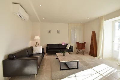Stilvolle Wohnung mit Schwimmbad