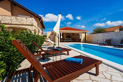 Familienvilla mit Pool in der Nähe des...