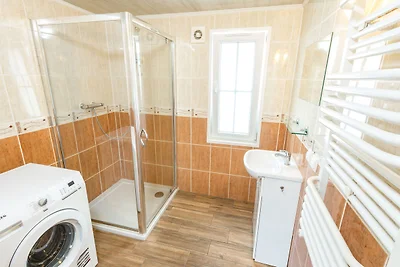 Komfortables Chalet mit Kombi-Mikrowelle, im ...