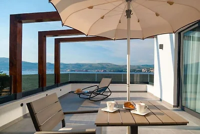 Villa in Okrug Gornji mit Schwimmbecken