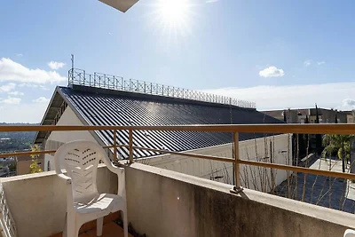 Helle Hanglage mit Pool und Rasen