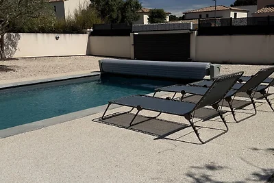 Villa mit Pool und Jacuzzi nahe Châteauneuf-d...