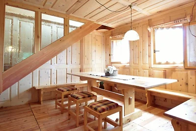 Hervorragende Berghütte aus Holz zwischen Ven...