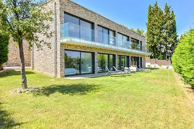 Villa in Mandelieu met verwarmd zwembad