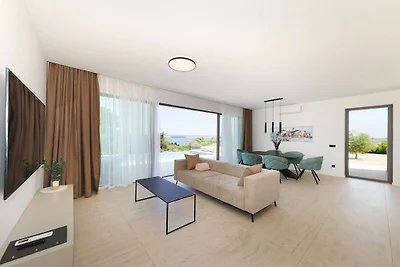 Villa in Tkon mit Schwimmbecken