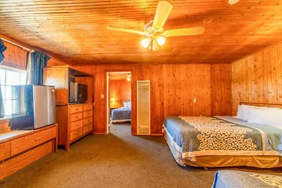 La Crosse, Kansas | 3 Queensize-Betten