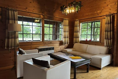 Baita in legno con vista sul pascolo, Eschede