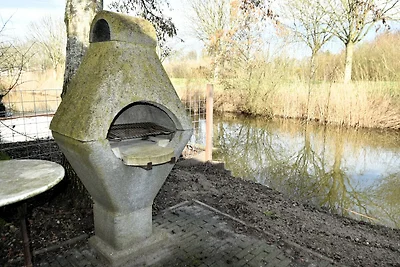 Villa am Wasser mit privatem Anlegesteg