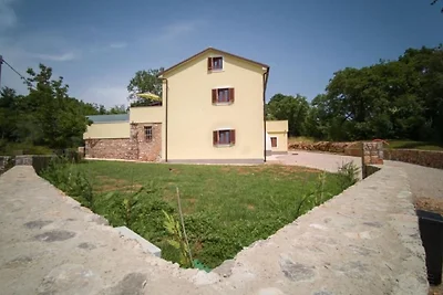 Uriges Ferienhaus in Risika mit Whirlpool