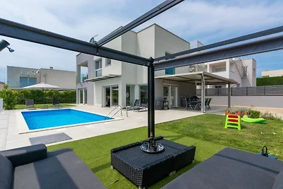 Villa in Karigador met zwembad