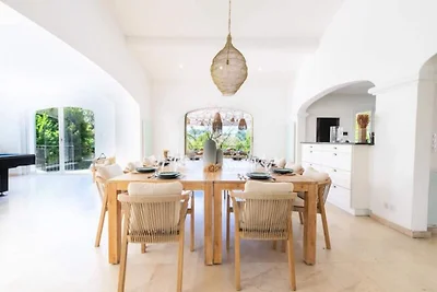 Villa in Valbonne met zwembad en sportvelden