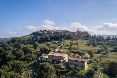 Villa adagiata nell'ampio verde dell'Umbria...