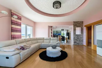 Six Bedroom Villa with Outdoor Pool, Sauna an...