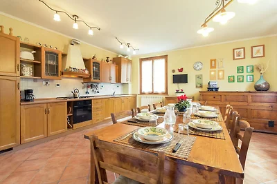 Villa seducente sulle colline toscane con...
