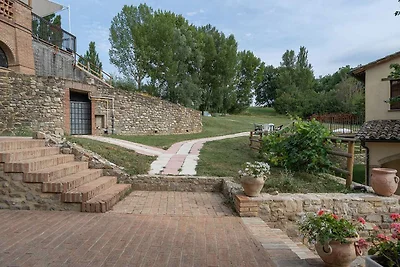 Appartamento di Charme a Montone con Giardino